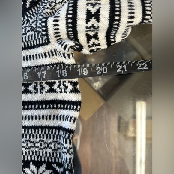 Old Navy Northern Isle snowflake black/white sweater women's medium - Picture 3 of 6